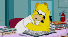 image animée de homer simson en train de réviser un livre sur son bureau sur la gestion du stress