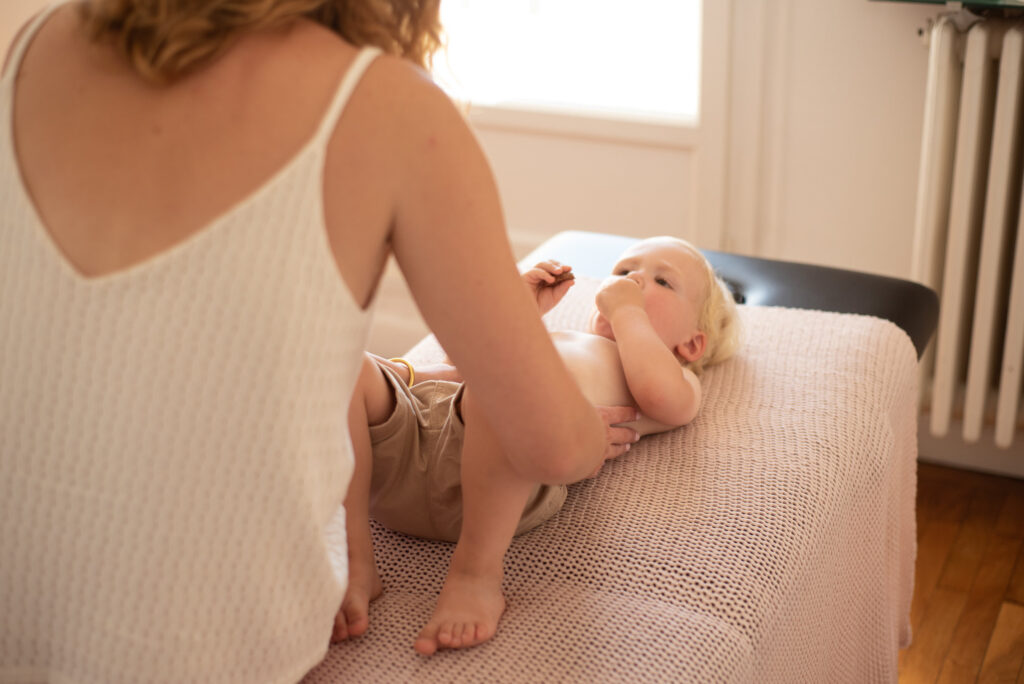 Photo de Lucile Bartringer, chiropracteur à Annecy, Haute-Savoie en train d'ajuster un enfant sur sa table de chiropraxie