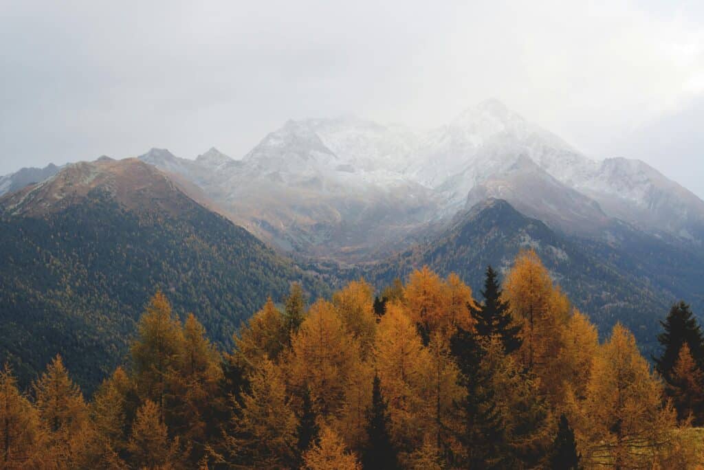 Photo des montagnes à Annecy en Haute-Savoie pendant l'automne pour vaincre la dépression saisonnière avec la chiropraxie