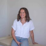 photo de lucile bartringer qui est chiropracteur à annecy dans son centre de chiropraxie à annecy