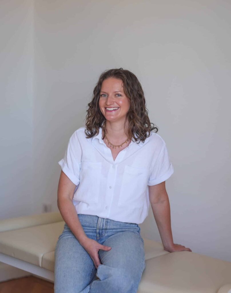 photo de lucile bartringer qui est chiropracteur à annecy dans son centre de chiropraxie à annecy